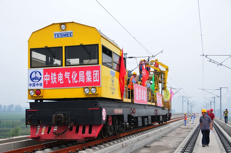 1-2  圖為津秦鐵路客運專線接觸網(wǎng)導線架設作業(yè)現(xiàn)場。 李朝臻攝.jpg