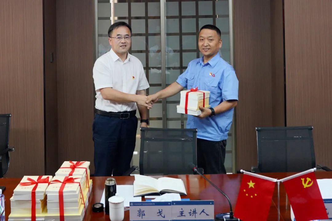 071691367106714211.jpeg 郭戈向聯(lián)系點(diǎn)支部贈(zèng)書.jpg