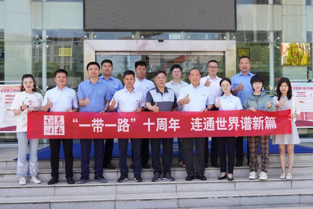 071691369356584255.jpeg 合影.jpg